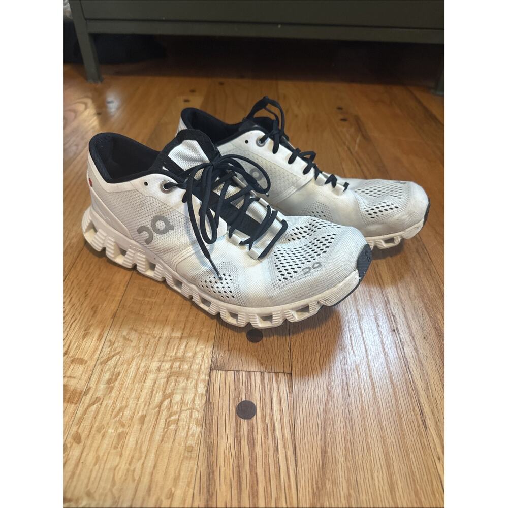 On Running Cloud X Women's Size 9 White Black Run… - image 1